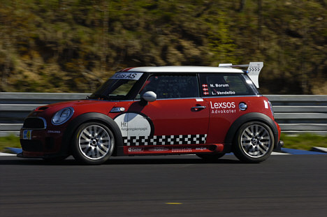 Stefan Kaas Racing har tilmeldt to Mini Cooper til årets langdistanceserie, hvor nogle af kørerne – eksempelvis Niels Borum – er nye på FDM Jyllandsringen – mens andre – Lars Vendelbo – har kørt adskillige løb på banen ved Silkeborg.